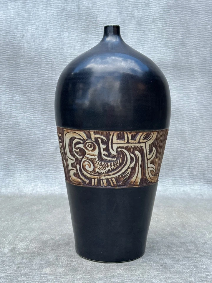 VASO EXÓTICO COM FRANGO ABSTRATO E FIGURA GRAVADA MARROM E BRANCO ARTE MODERNA ENVOLTÓRIO - Imagem 4 de 4