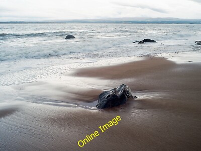 Foto 6x4 Glatter Felsen und ein gemaserter Strand Fortrose Dieser Felsbrocken eingebettet c2014