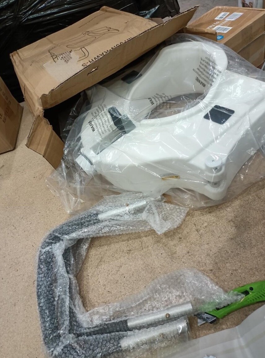 Vaunn Raised Toilet Seat and Elevated Commode Booster Seat Riser 1062