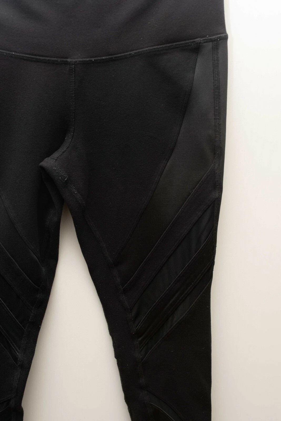 alo-yoga mesh design leggings