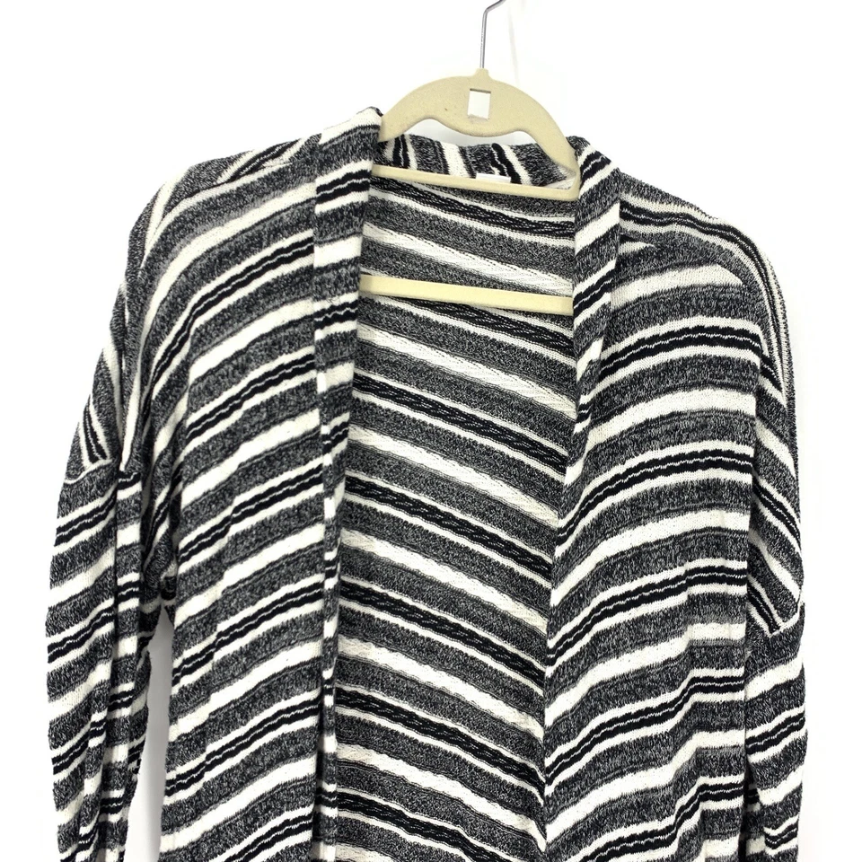 Cárdigan suéter pequeño Three Dots para mujer frente abierto negro blanco a rayas algodón  Foto 2 de 4