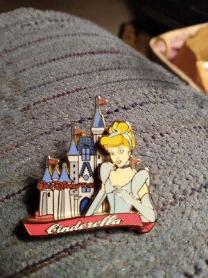DISNEY CINDERELLA PIN  ** VERY PRETTY**  W/ A LAYERED CASTLE BEHIND HER  * NICE*