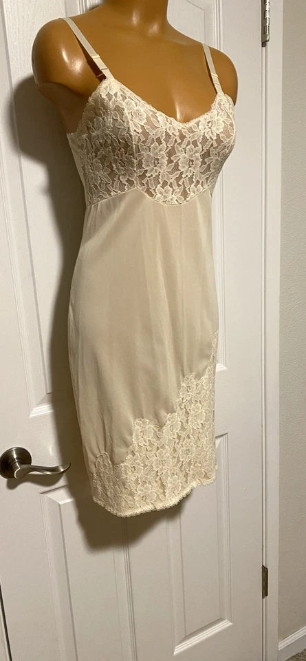 DE COLECCIÓN 1960 RARA LENCERÍA DEENA MARFIL CON RIBETE DE ENCAJE EN CASCADA SIN CORDONES TALLA 34 Foto 3 de 4