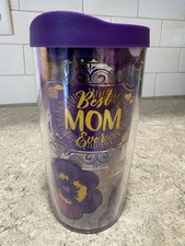 Vaso Tervis “Best Mom Ever” 16 oz con tapa – Diseño floral púrpura – Aislado