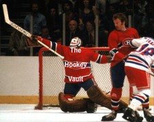 Ken DRYDEN MONTREAL Canadiens 29 REACHES for The PUCK w/ ROBINSON Custom 8X10