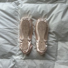 Suffolk Stellar Pointe Shoes: 5.5xx