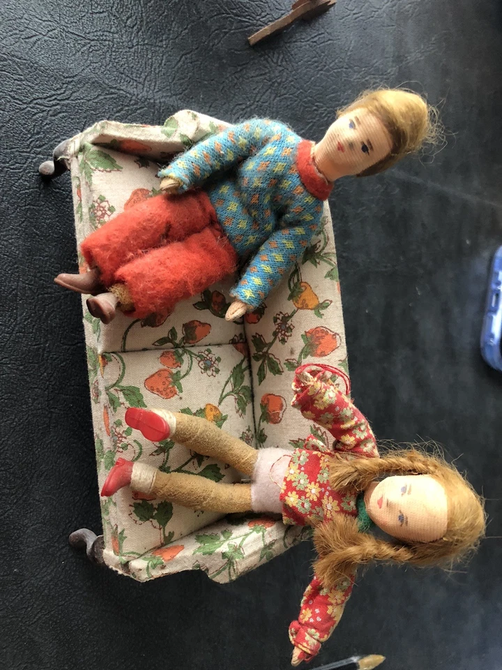 Muñecas, sofá, cuna para casa de muñecas Caco Foto 2 de 3