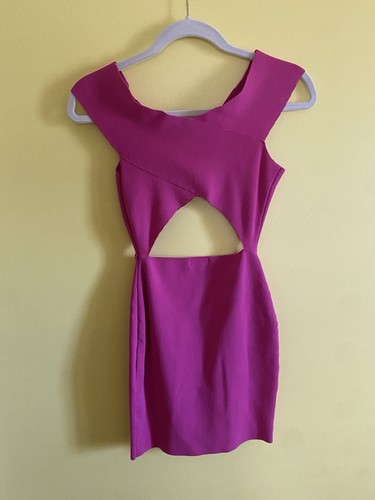 Mini Vestido Súper Abajo Corte Rosa Caliente Pequeño Vendaje Bodycon Club Revolve - Imagen 3 de 4