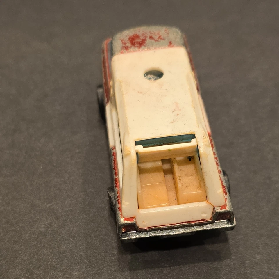 Vintage 1969 Hot Wheels Redline "The Heavyweights Ambulance" Copper HK read! - Image 4 of 4