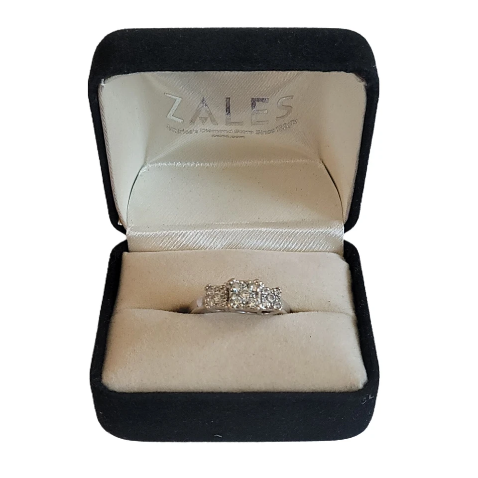 Anillo de compromiso de 1/2 quilate de oro blanco de 14 k con 3 piedras diamantes pasado presente futuro Zales Foto 2 de 4