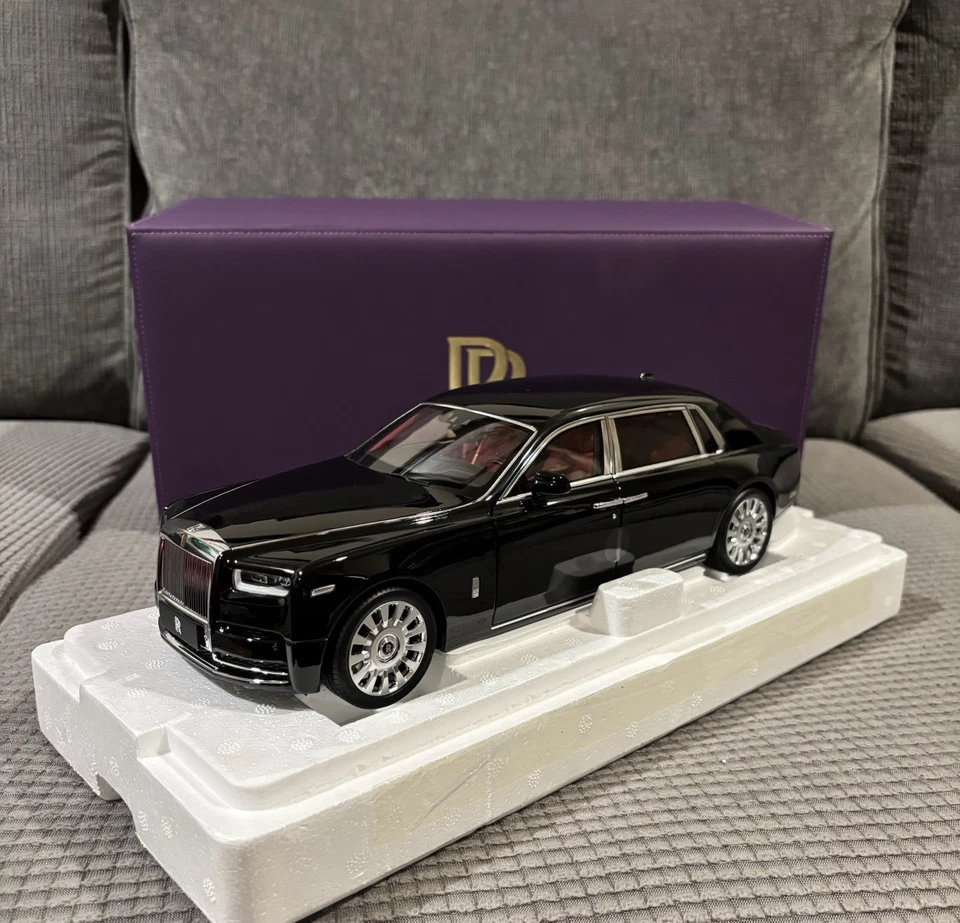 1/18 Rolls-Royce Phantom VIII Black/Red Interior Dealer Edition New With Defect - Image 2 of 4