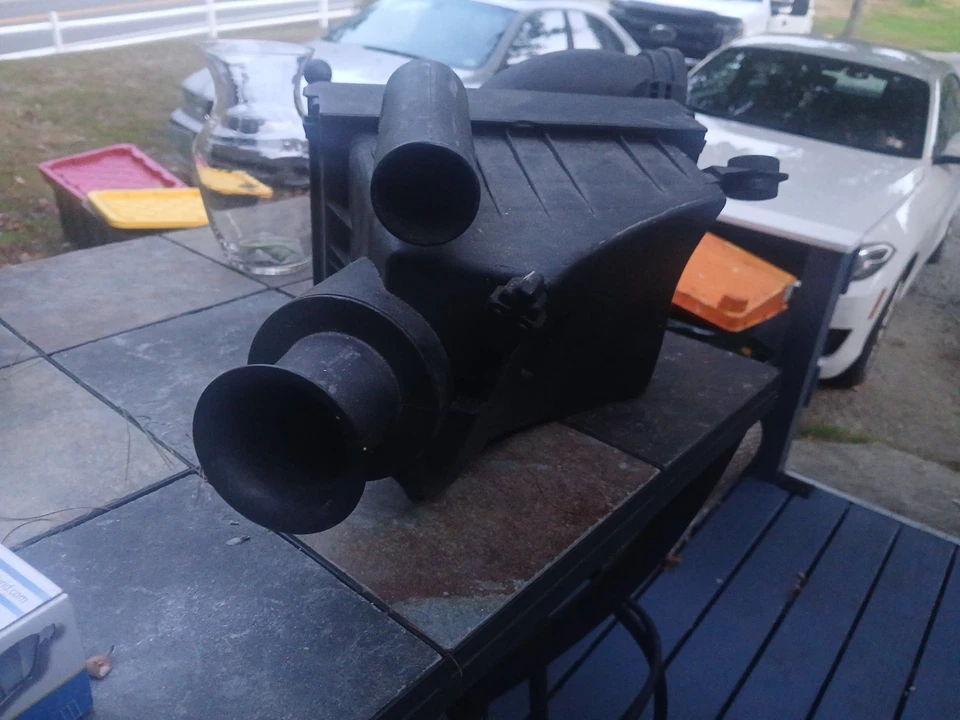 Caixa de ar usada para 2001 BMW 530i - Imagem 2 de 4