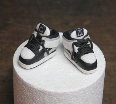 Handgefertigtes Paar Schuhe / Sneaker / Snickers Cake Topper