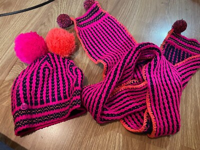 Mim-p Mädchen 2-4 Jahre lila/rosa Winter Bommelmütze und Schal Set (exzellenter Zustand)