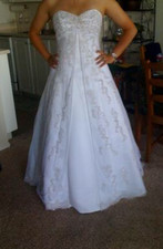 NEW Strapless Wedding Dress Size 6, Never Worn or Fitted Bra Slip Veil Included