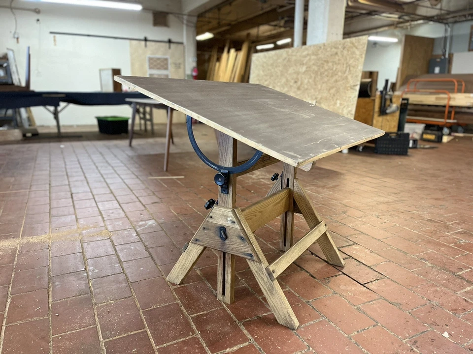 Hamilton Mfg. Mesa de dibujo industrial antigua de madera de roble Co., pequeña de unos años 50 Foto 2 de 4