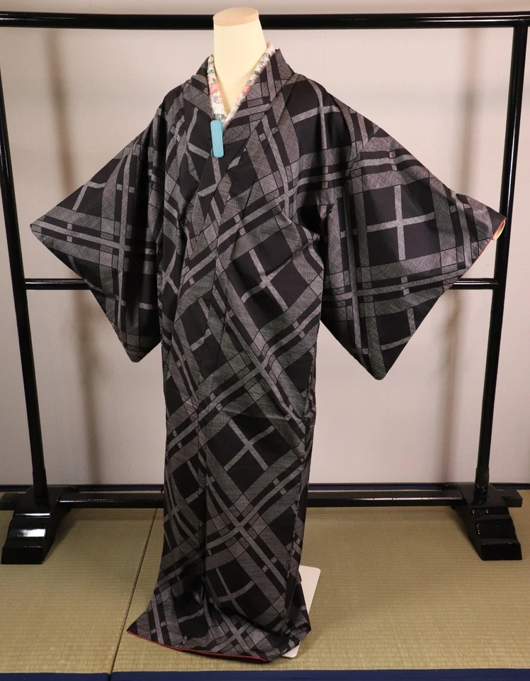 Quimono feminino tradicional japonês de seda cinza padrão quadriculado Haori Douchugi - Imagem 2 de 4
