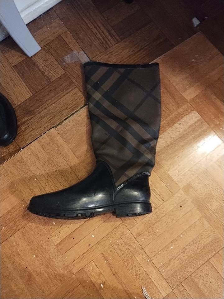 Auténticas botas de lluvia Burberry para mujer. Usado buen estado Foto 3 de 4