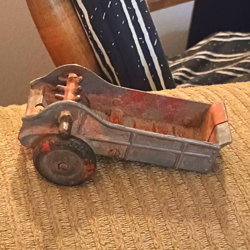 Hubley Kiddie Toy Vintage Cast Iron Dump Truck Toy Vehicle w/ Wheels