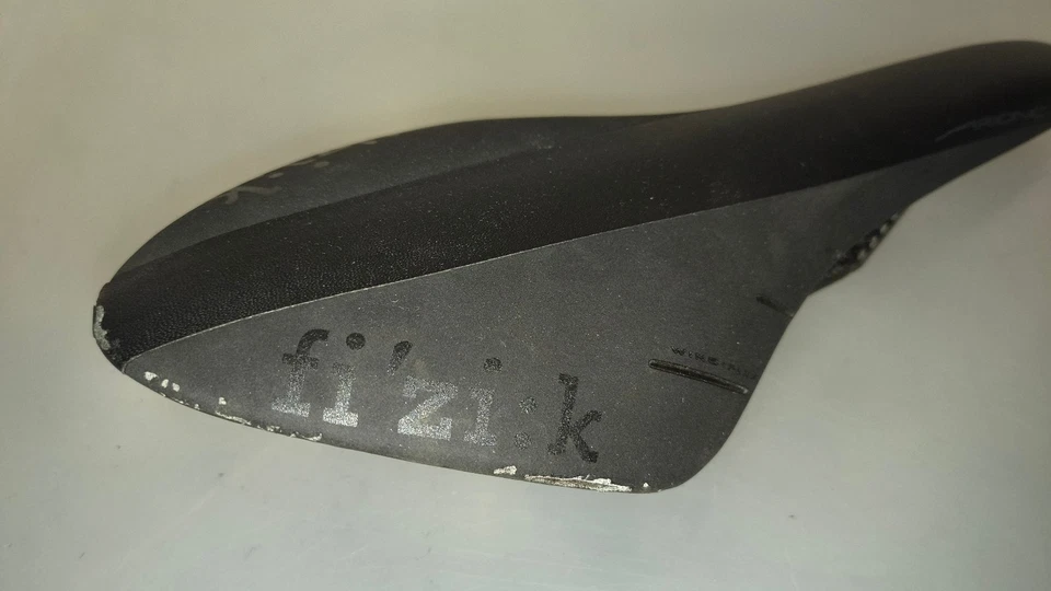 FIZIK ARIONE - CARBON Racing Saddle (126mm) - Sella Strada e MTB - Imagen 3 de 4