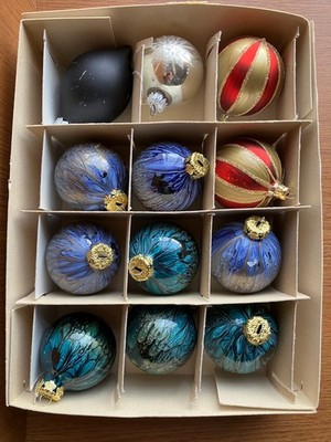 Schachtel mit 12 dekorierten Christbaumkugeln aus Glas, 5 verschiedene Stile.
