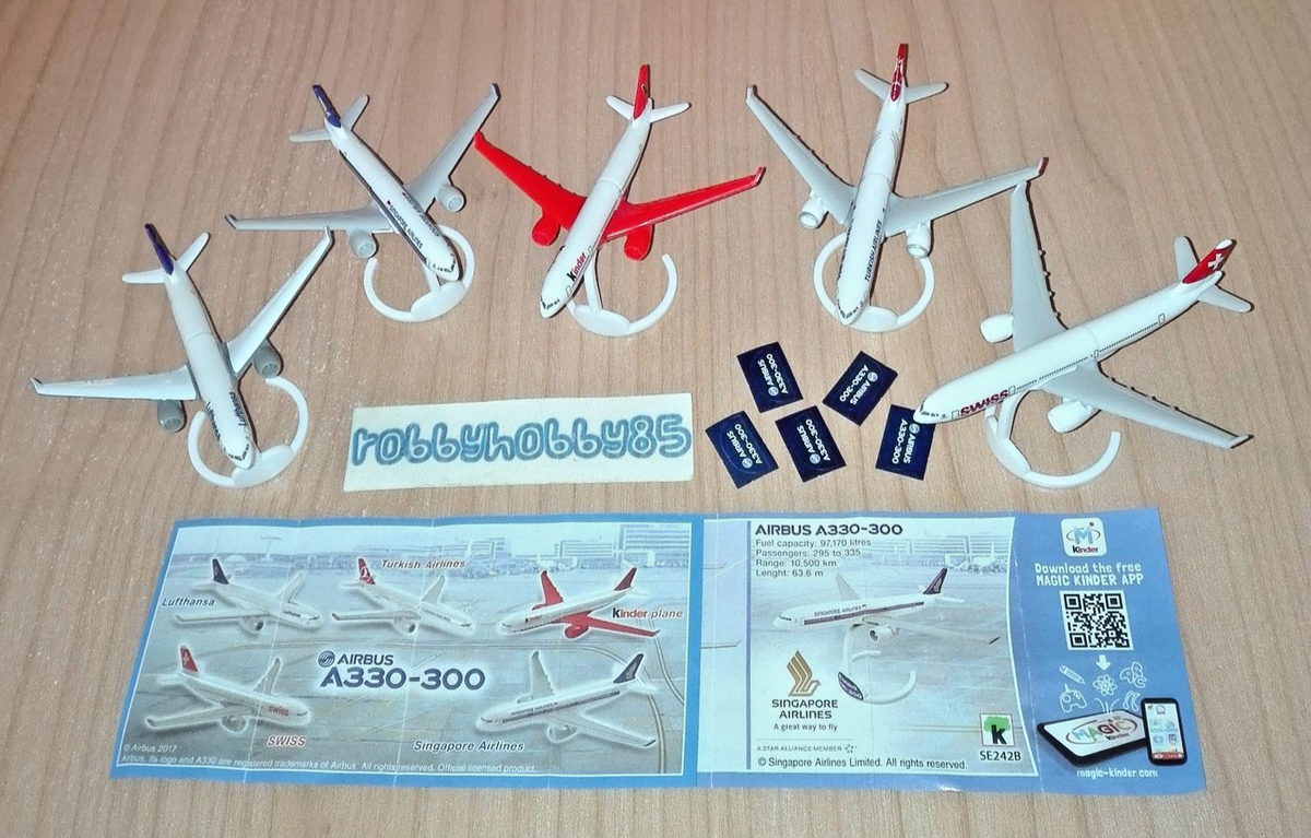 AIRBUS A330-300 航空機 モデルプレーン　おまけ付 AIRBUS A330-300 COMPLETE SET WITH PAPERS (SE242 - SE242E) KINDER
