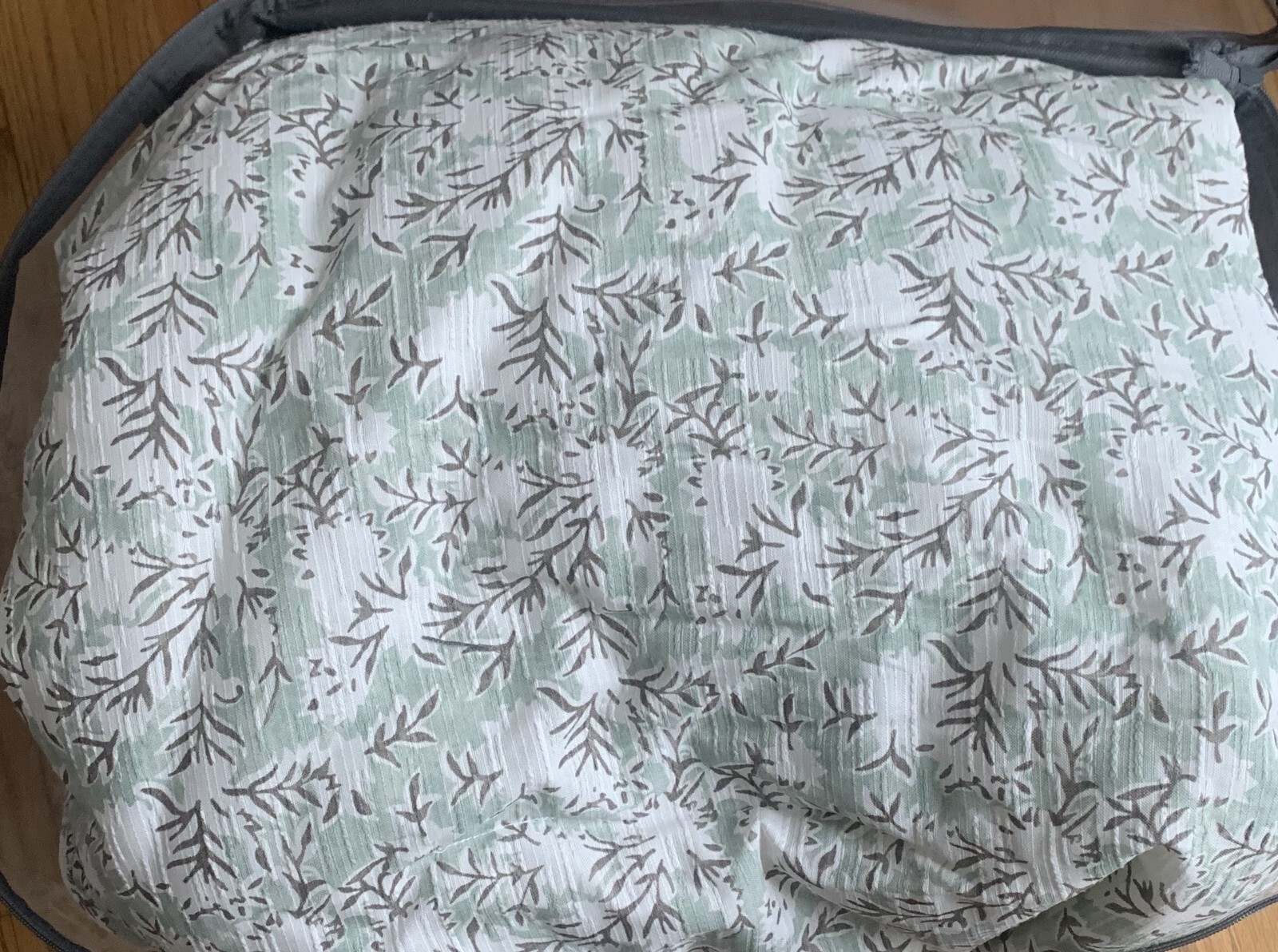 Threshold Richland Floral white/green/brown Comforter, queen size 90" x