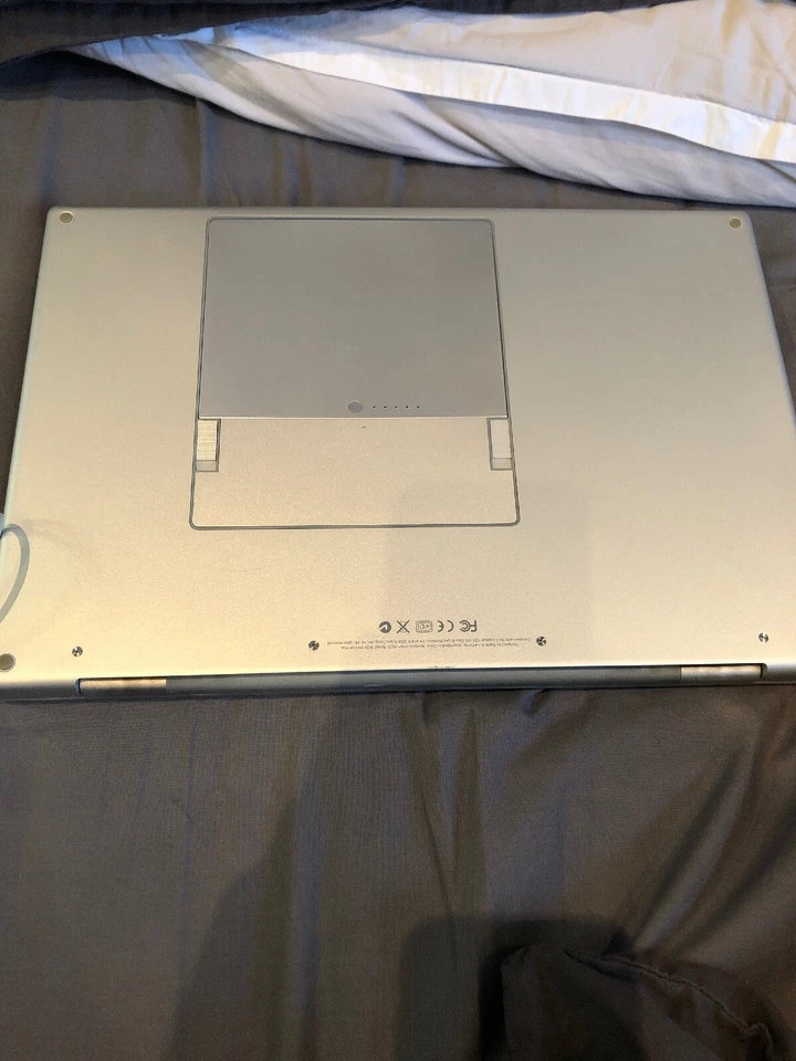 2006 15 Inch Macbook Pro 2,2 2.33Ghz, 2GB RAM - Image 4 of 4