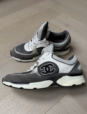 靴 CHANEL 36,5 Iconic Authentic Chanel Gray Suede White Leather CC Logo Sneakers
