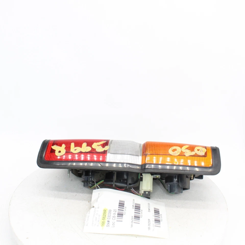 Nissan Pathfinder 1994 lámpara trasera número de pieza 166-58256R Foto 4 de 4