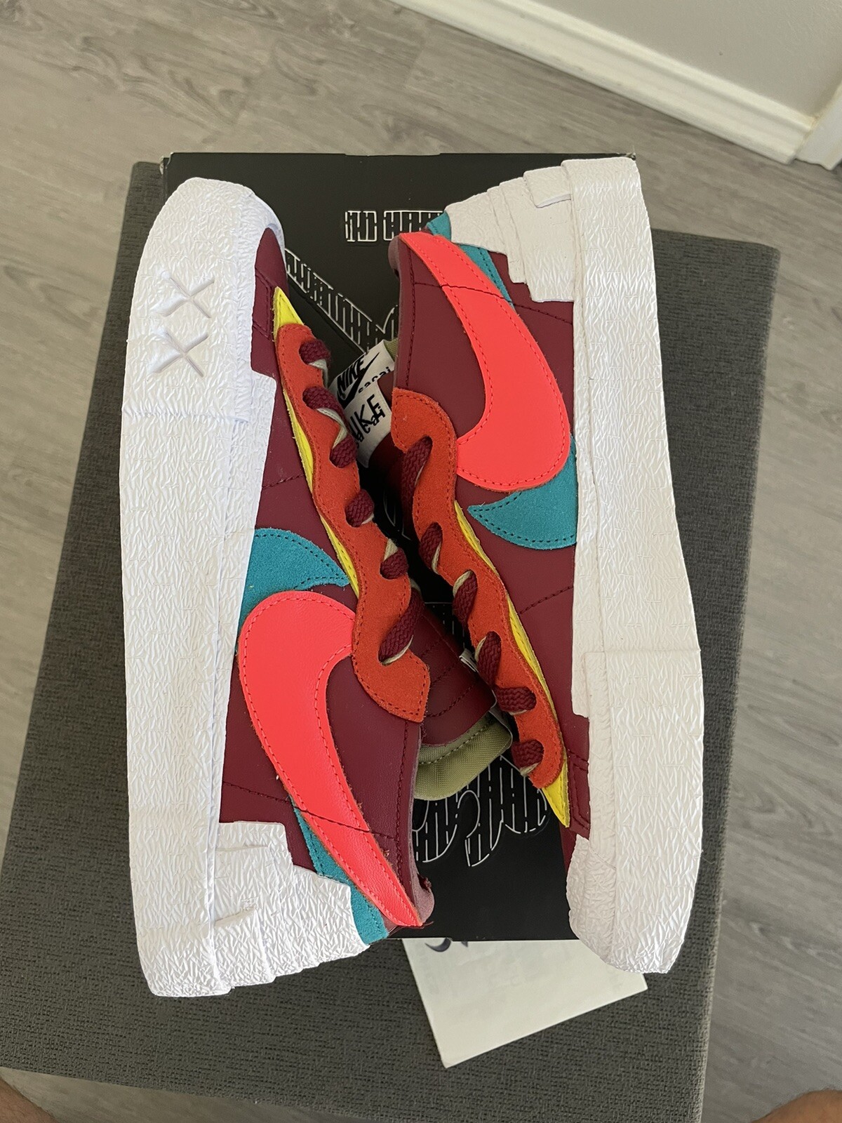 今年も話題の sacai ×kaws 非売品 スカーフ バンダナ/スカーフ - jgc