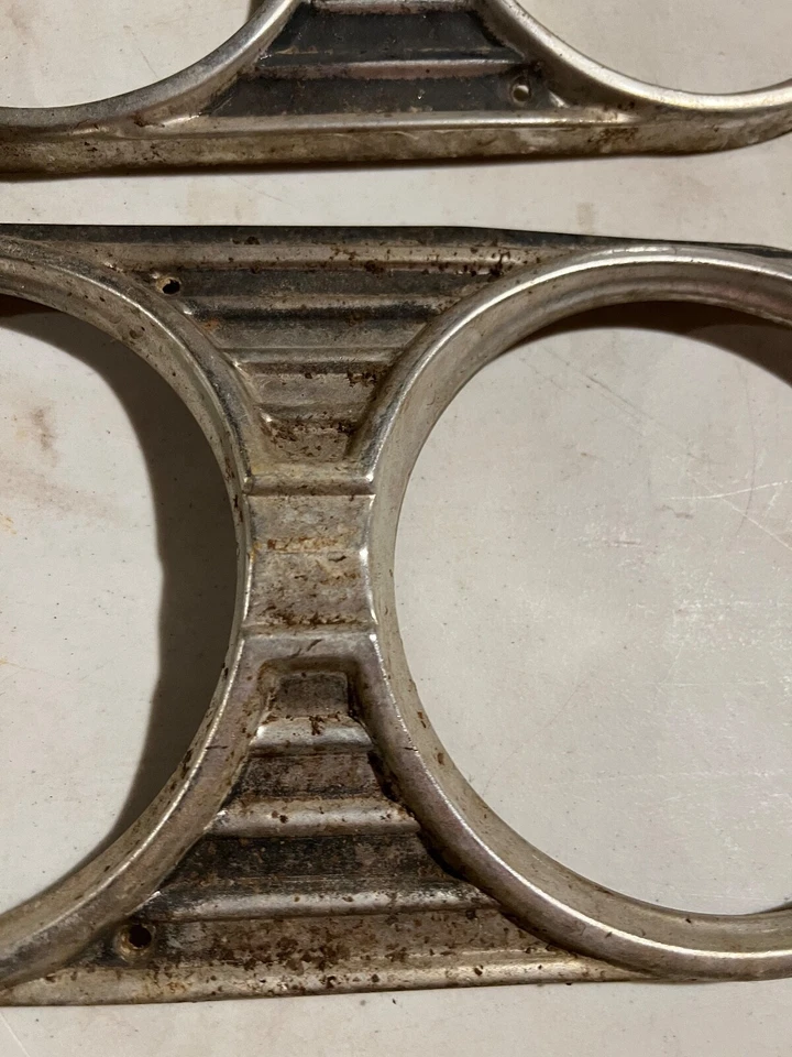 Biseles de embellecimiento de faros originales GM OEM LH RH 1965 Chevrolet Chevelle El Camino SS Foto 3 de 4