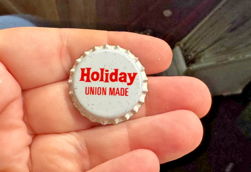 VINTAGE HOLIDAY BEER PLASTIC BACK BOTTLE CAP CARLING O'KEEFE BURNABY CANADA