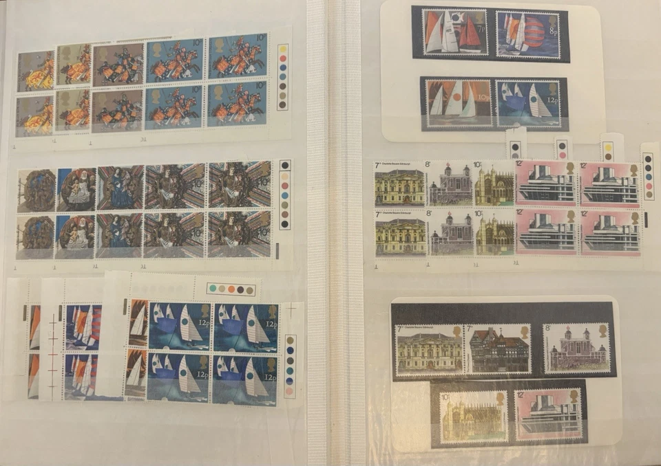 Álbum de excelentes juegos de bloques de placas conmemorativas QEII 1974-1990 aprox 130 UMM Foto 2 de 4