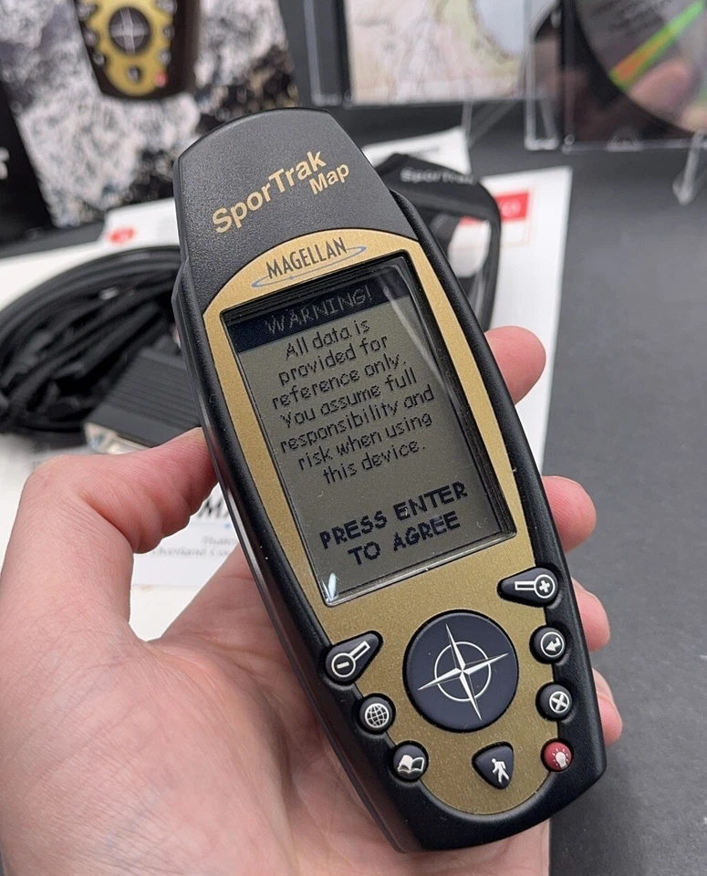 Magellan SporTrak Map Handheld GPS Bundle w/Data Cable, Software, Manual, Case - Image 3 of 4