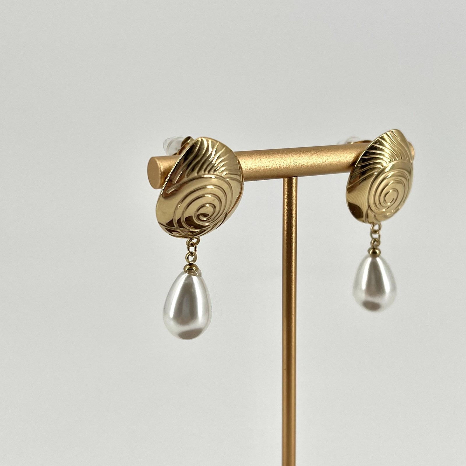 Boucles d'oreilles coquille et perle blanche 1,3x4 cm en nacre