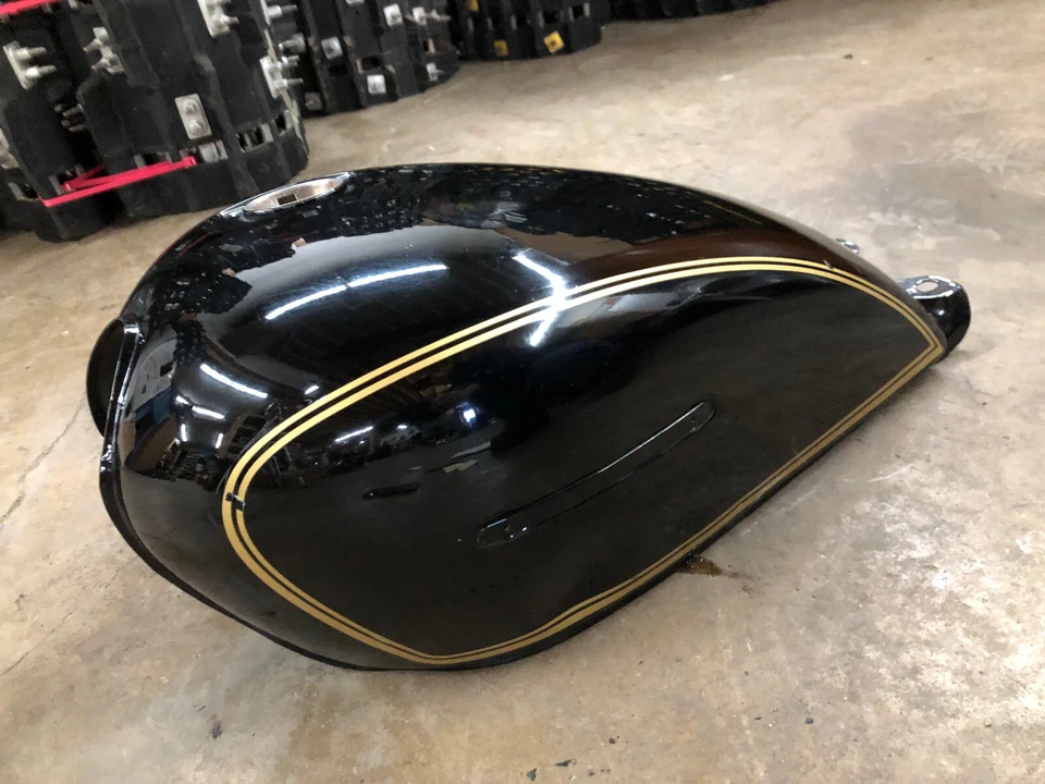 Tanque de combustible negro brillante Suzuki GS450T modelo Z 1982-1983 OEM en muy buena condición 82 83 Foto 3 de 4