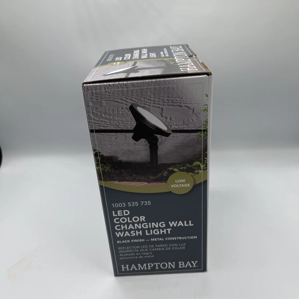 Luz de inundación LED integrada de color ajustable negra Hampton Bay 410 lúmenes para exteriores Foto 2 de 4