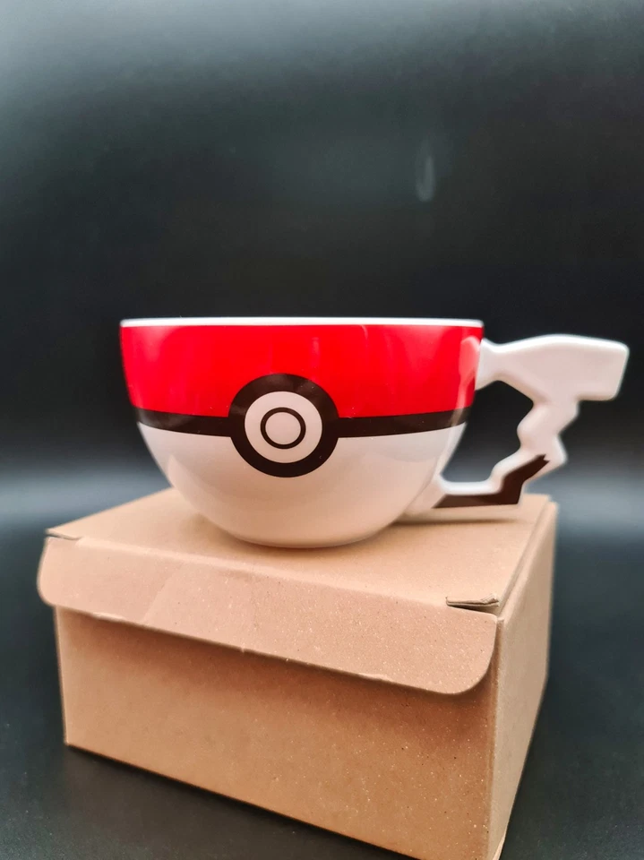 ☕⚡ Pokémon Café Japan – Tasse Poké Ball à Anse Pikachu – Édition Limitée Neuf - Photo 3/3
