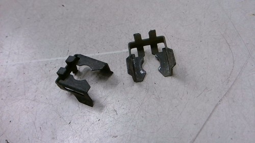 2X Klammer Feder Halter Einspritzventil Kia Rio 1.4 Bj 2009 DE 2680619