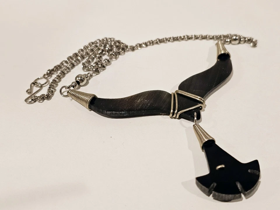 Collar de colección artesanal tibetano con incrustaciones de plata cuerno y pequeño cabachón de malaquita Foto 4 de 4