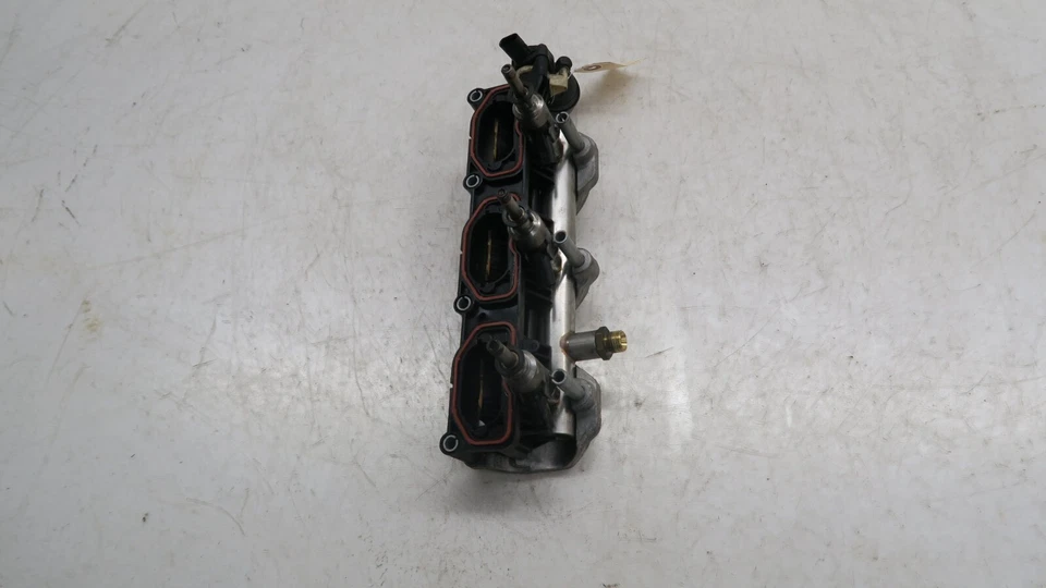 Inyectores de combustible del lado derecho del motor Audi Q7 2011-2015 OEM 3,0 L con riel 06E133340 Foto 4 de 4