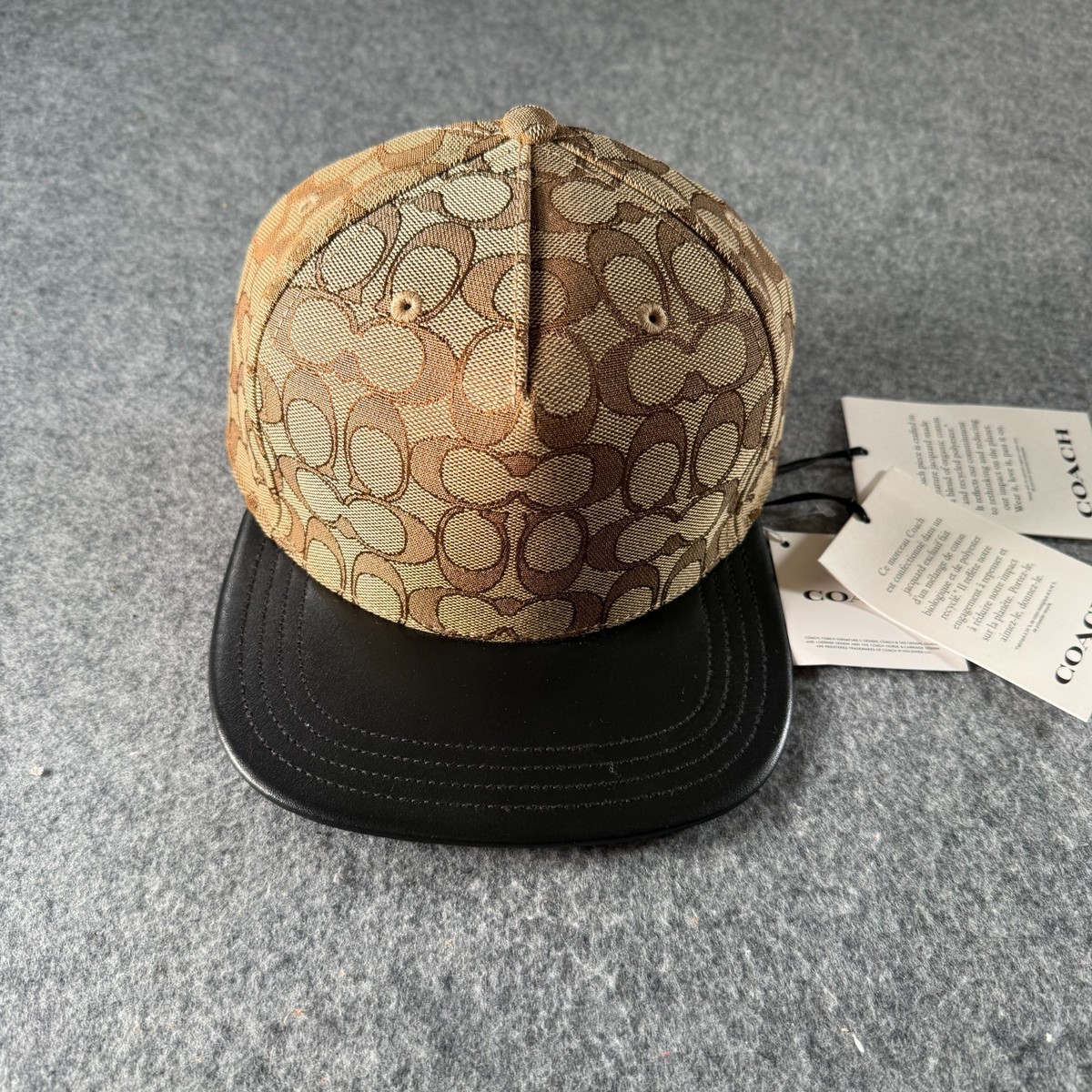 新品COACH シグネチャー ジャカード ベースボール ハット サイズXS/S Coach Women's Hat XS/S Khaki Black Signature Jacquard Flat Brim