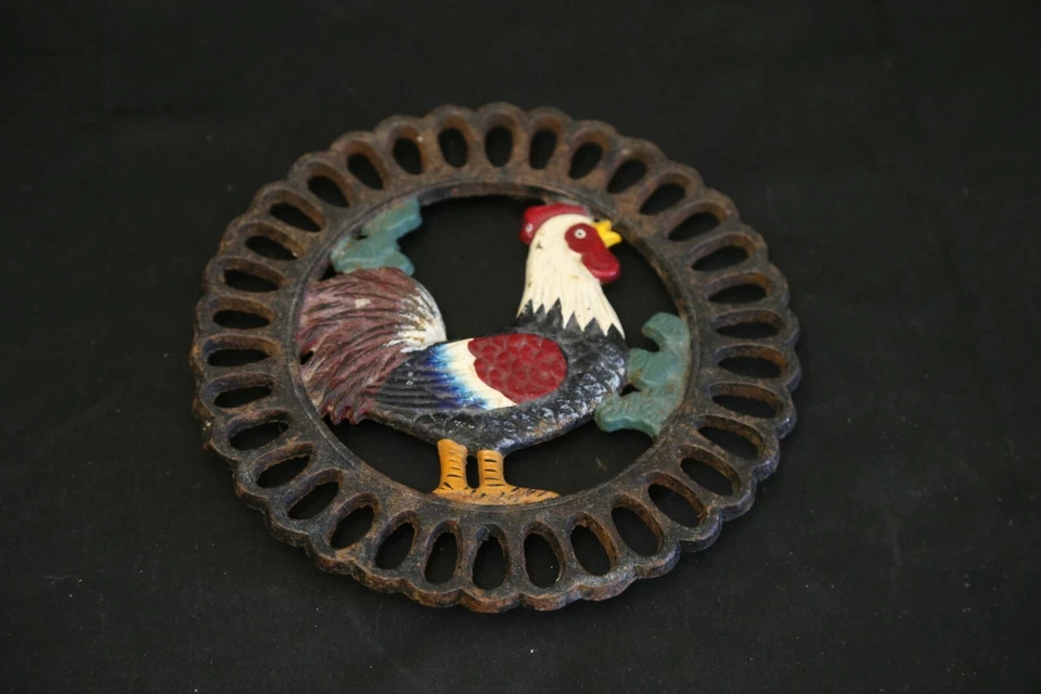 sottopentola in ghisa con bassorilievo smaltato gallo anni 70-80 900 vintage - Immagine 2 di 4