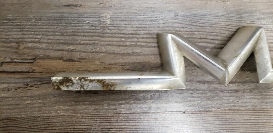 Mercury Montclair 1957 fábrica OEM "M" parrilla emblema OEM Foto 3 de 4