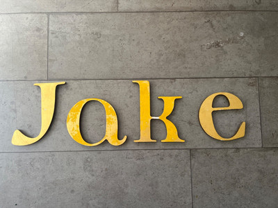 4 x Vintage große Gold Holz Altholz Laden Werbung Buchstaben JAKE geborgen