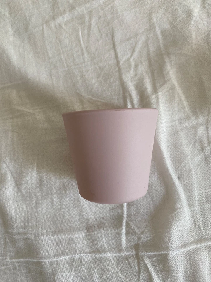 Kleiner rosaner Übertopf