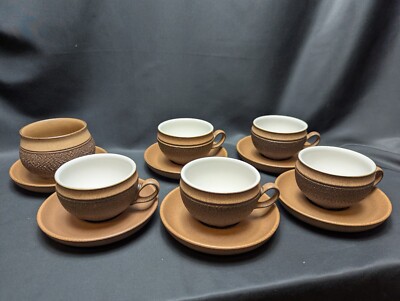 Denby Cotswold Teetassen & Untertassen x 5 und Zuckerdose & Ersatzuntertasse 
