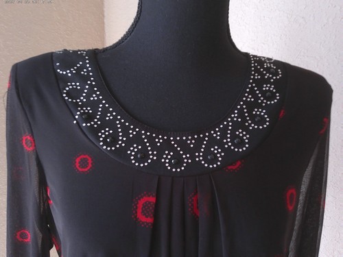 DESIGN WORKS WOMENS PETITE BLOUSE BLACK WITH RED ACCENTS AND EMBELLISHED COLLAR - 第 4/5 張圖片