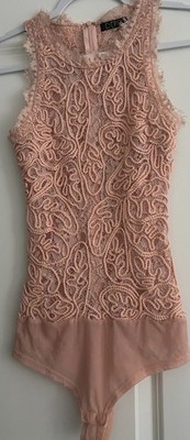 DEPRI Wm s Bodysuit/ Lace/Scroll/ Peach/Frayed Trim/Zip Back/ Snap Bottom/Sz Sm